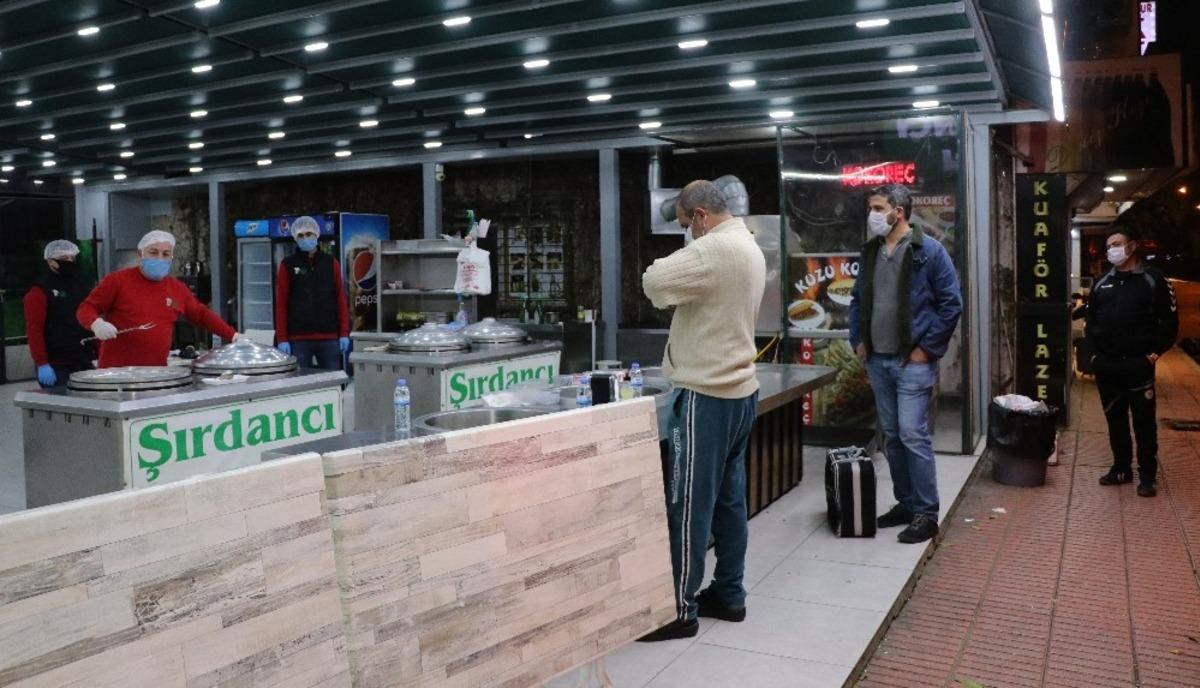 Sosyal mesafeli "şırdan" kuyruğu