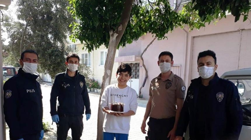 Polisten 12 yaşındaki &ccedil;ocuğa doğum g&uuml;n&uuml; s&uuml;rprizi