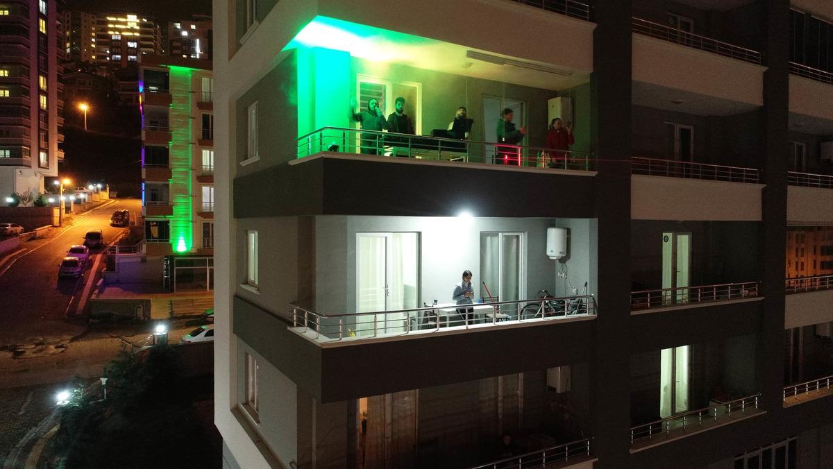 Ses sistemi kurup balkonda bilgi yarışması yaptılar!