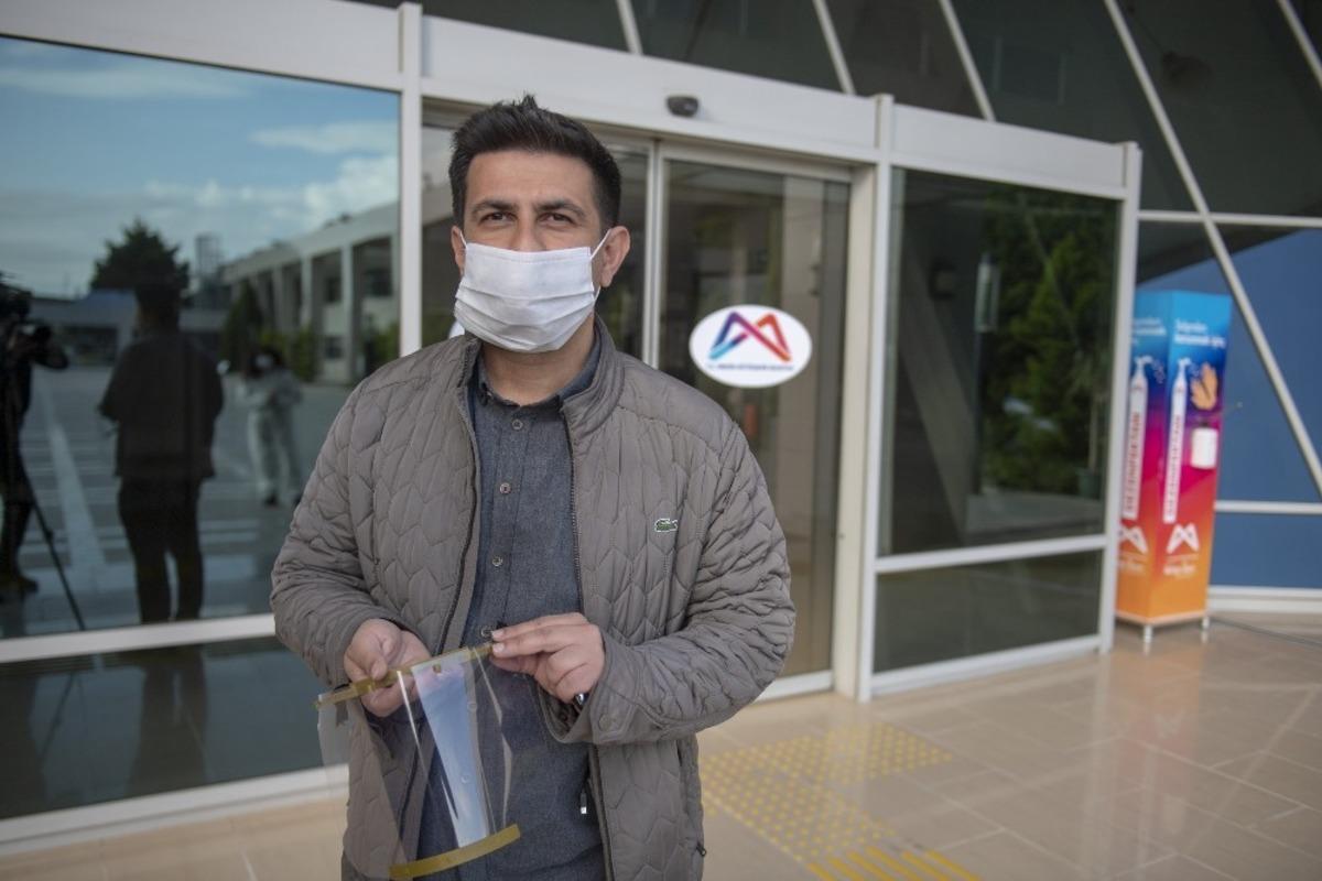 Mersin&rsquo;de sağlık &ccedil;alışanlarına siperlikler dağıtılmaya başlandı