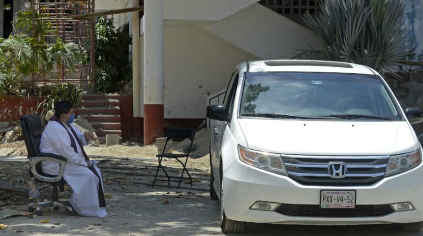 Arabadan inmeden g&uuml;nah &ccedil;ıkarıyorlar!