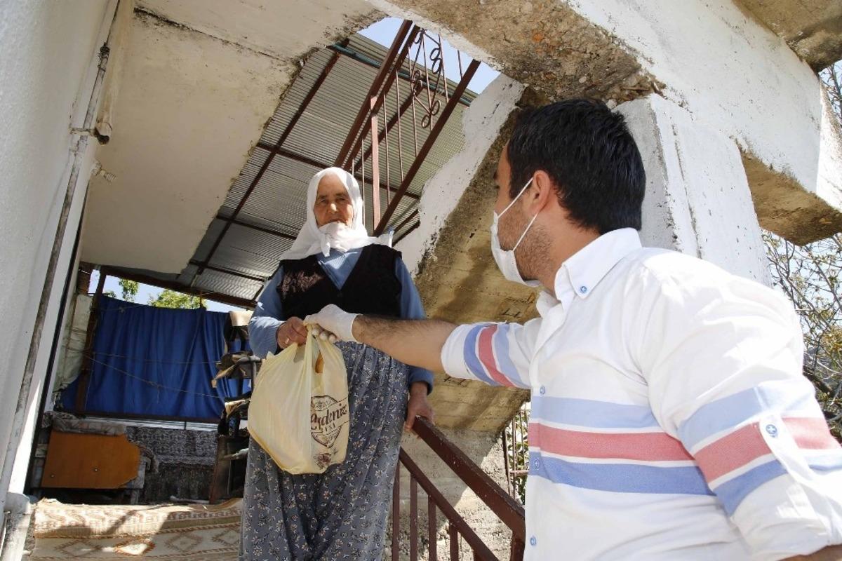 D&ouml;şemealtı&rsquo;nda 4 bin 330 &uuml;cretsiz ekmek dağıtıldı