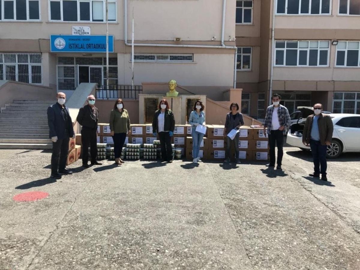 İstiklal Ortaokulundan 60 aileye gıda yardımı