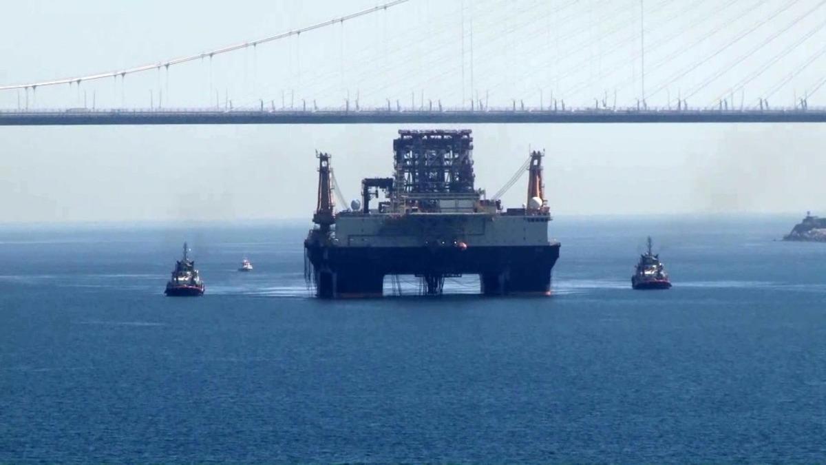 İstanbul Boğazı'ndan dev petrol arama platformu ge&ccedil;ti