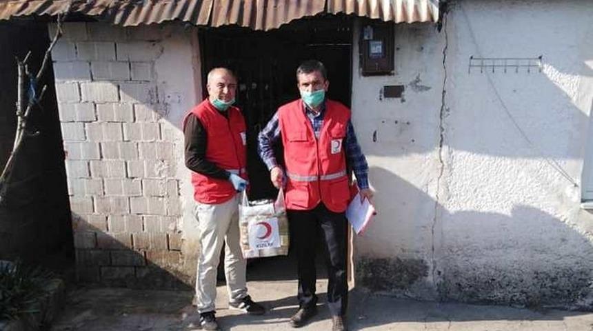 Hisarcık’ta Kızılay ihtiyaç sahiplerine gıda kolisi dağıttı