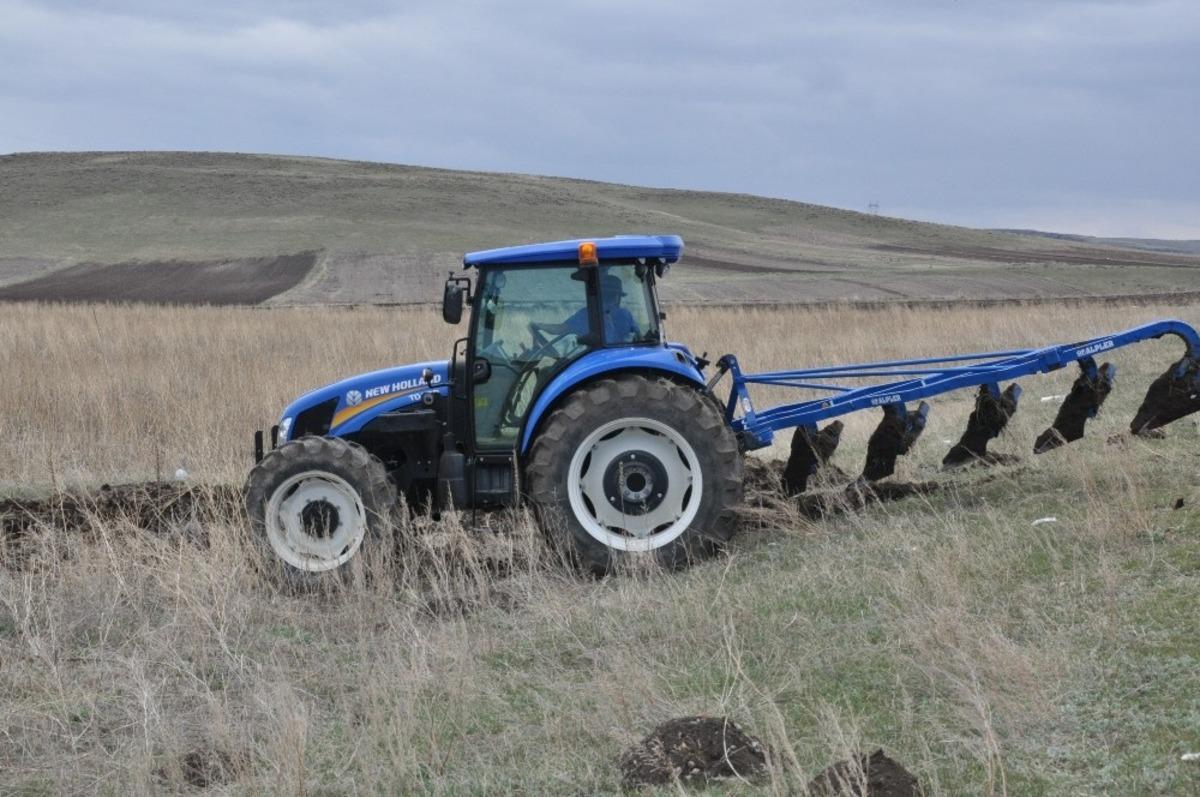 Kars&rsquo;ta tarlalar s&uuml;r&uuml;lmeye başladı