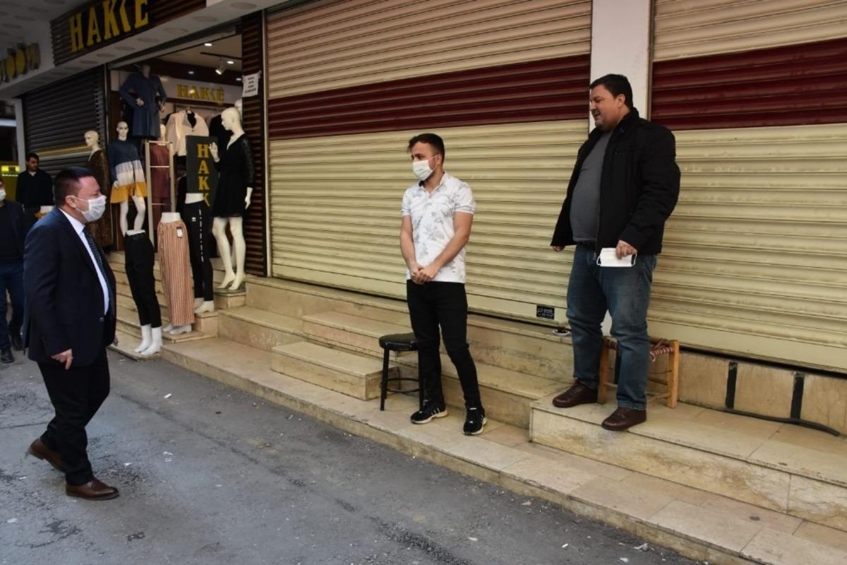 Başkan Beyoğlu iş yerlerini a&ccedil;an esnafa maske dağıtıp teşekk&uuml;r etti