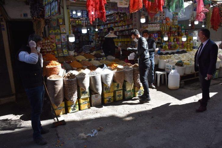 Başkan Beyoğlu iş yerlerini açan esnafa maske dağıtıp teşekkür etti G3