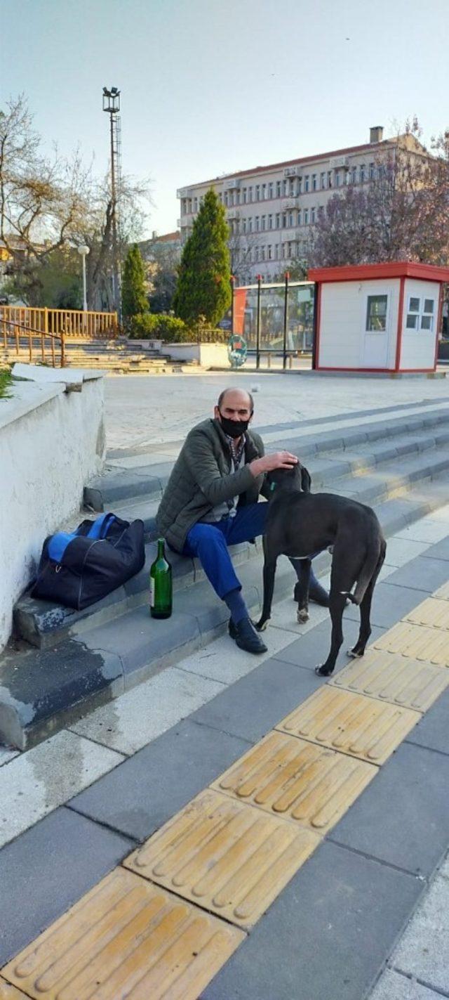 Tedbirlere uymadı, parkta güpegündüz içki içti, polis yakaladı