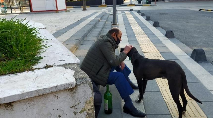 Tedbirlere uymadı, parkta g&uuml;peg&uuml;nd&uuml;z i&ccedil;ki i&ccedil;ti, polis yakaladı