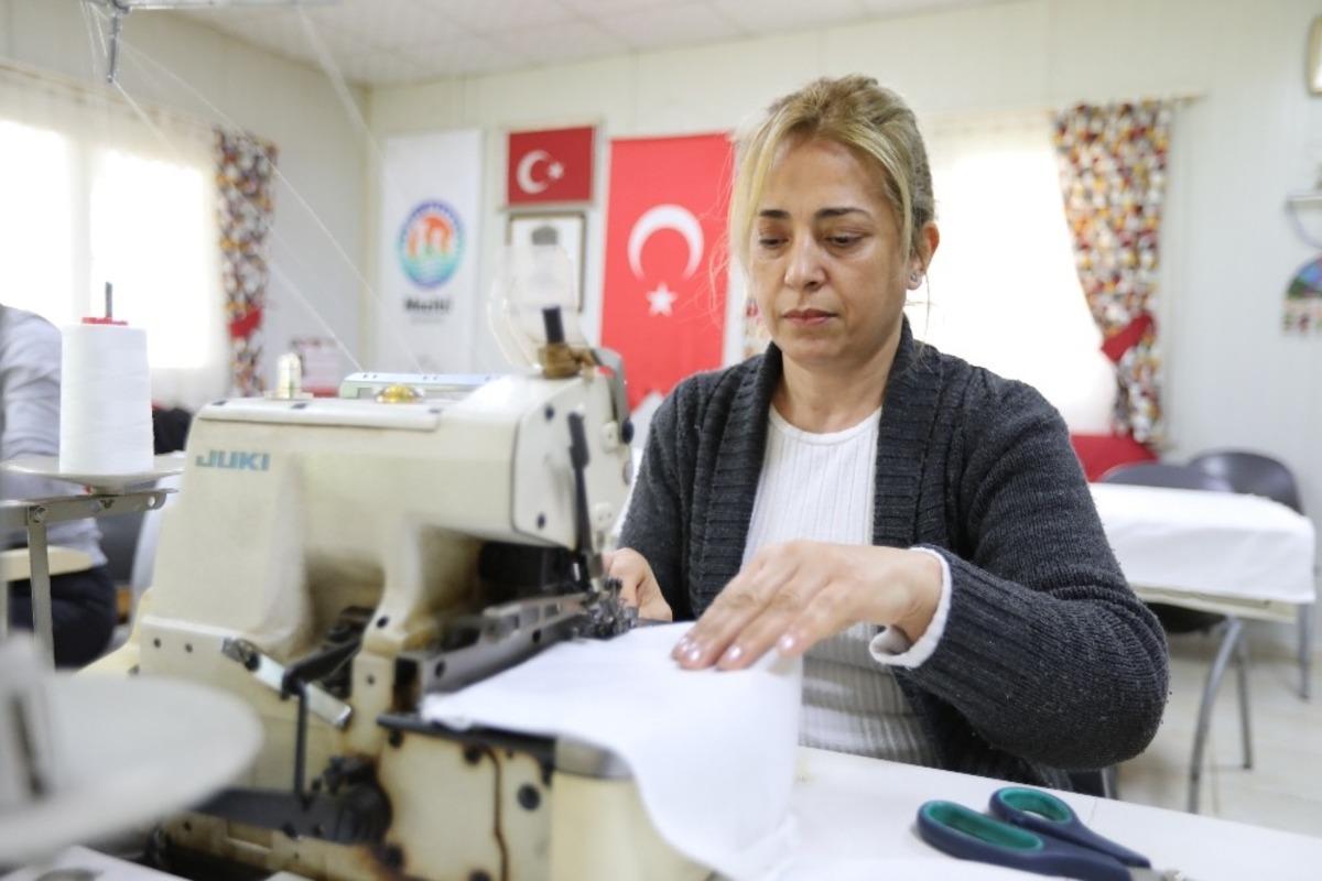 Viranşehir G&ouml;n&uuml;ll&uuml; Evi&rsquo;nde maske &uuml;retimine başlandı
