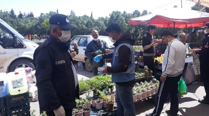 Kilis&rsquo;te maske ve eldiven dağıtıldı