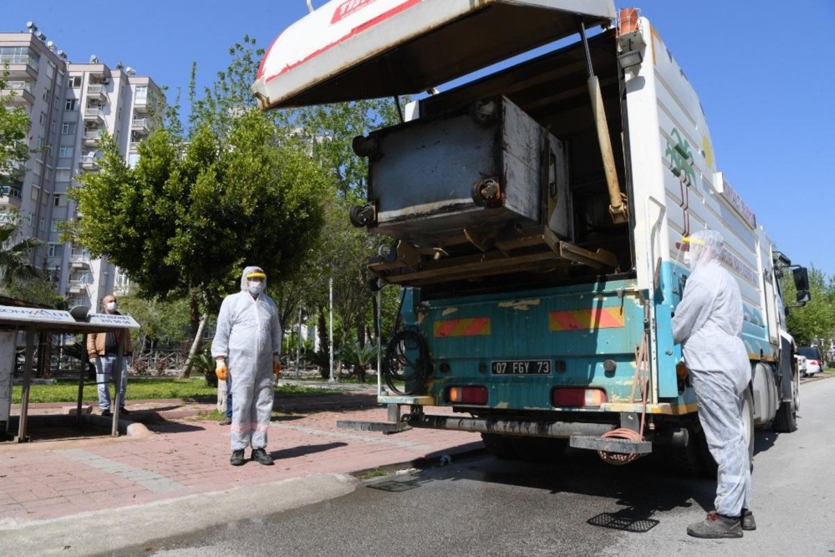 Temizlik iş&ccedil;ilerinden "Kullanılan maskeleri &ccedil;&ouml;pe atın" uyarısı