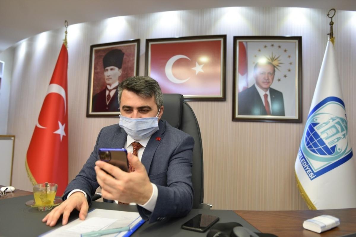 Uzaktan eğitim alamayan &ccedil;ocuğa Yıldırım Belediye Başkanı&rsquo;ndan uydu cihazı