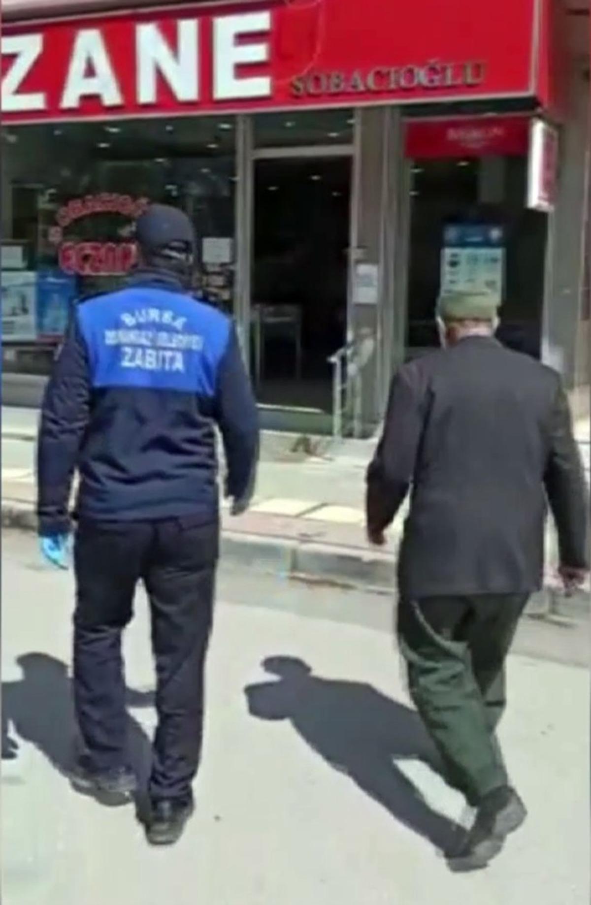 Poşeti maske yapıp, ila&ccedil;ları i&ccedil;in dışarı &ccedil;ıktı