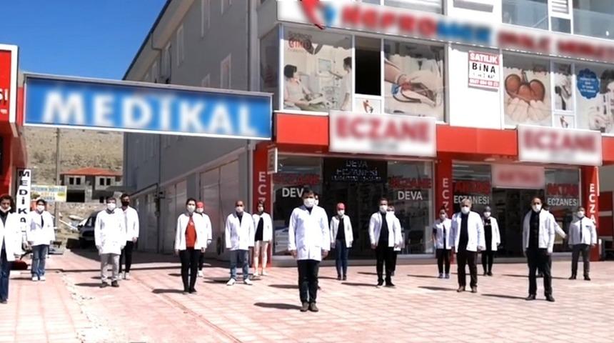 Eczacılardan 1 dakikalık saygı duruşu