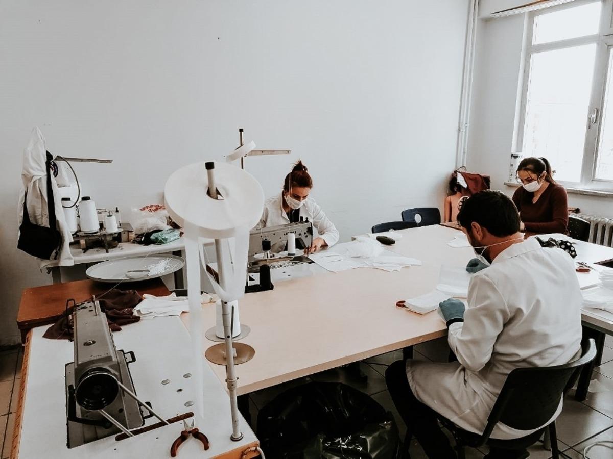 Ardahan Halk Eğitim Merkezinde maske &uuml;retimi