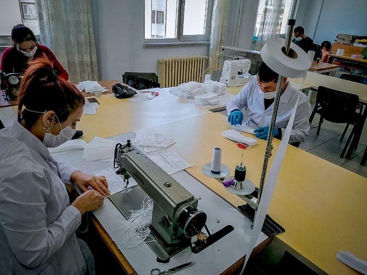 Ardahan Halk Eğitim Merkezinde maske üretimi G2