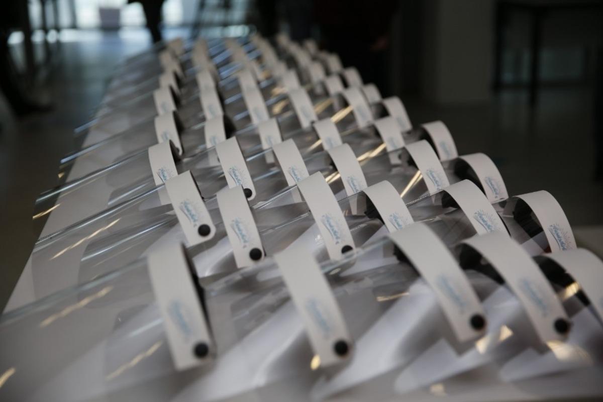 Başakşehir Belediyesi&rsquo;nden haftada bin adet y&uuml;z koruyucu siperlik maske &uuml;retimi