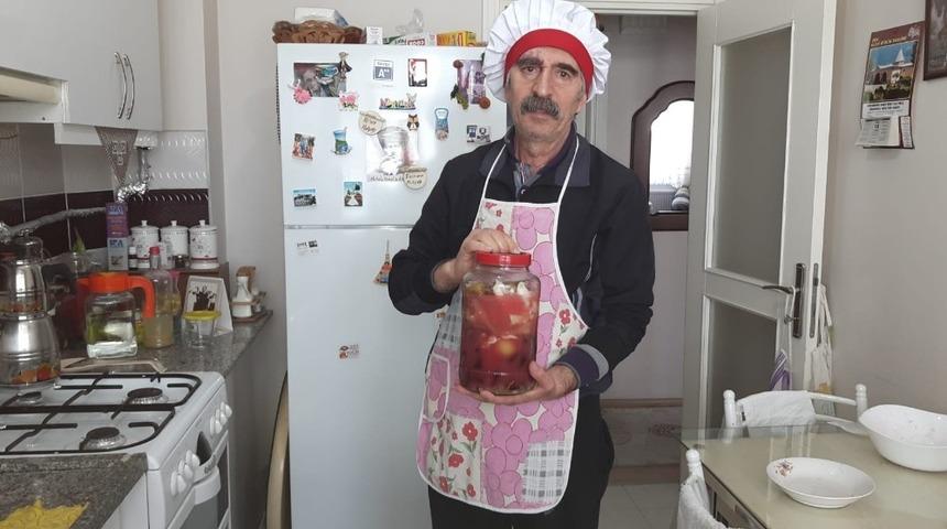 Mutfağa giren emekli &ouml;ğretmenden &lsquo;korona savar kırmızı pancar turşusu&rsquo;