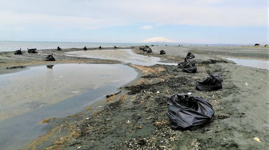 Van G&ouml;l&uuml; sahillerinde 100 ton atık &ccedil;&ouml;p toplandı