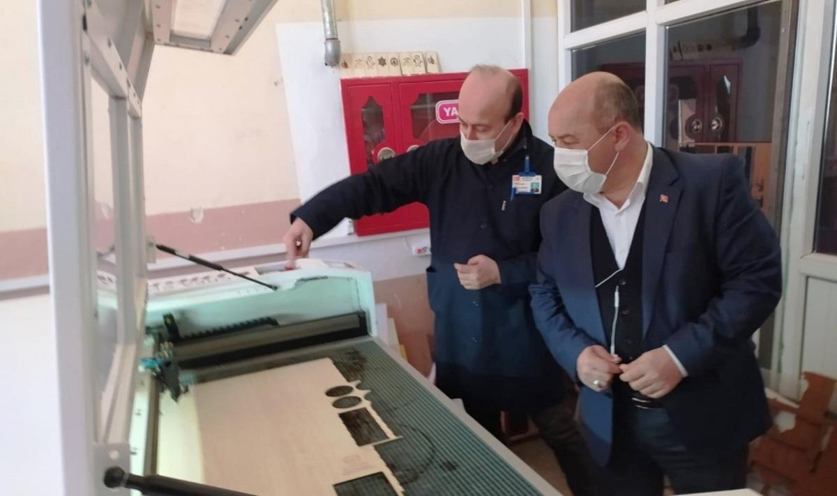 K&uuml;tahya&rsquo;da y&uuml;z koruyucu siperlikli maske &uuml;retiliyor