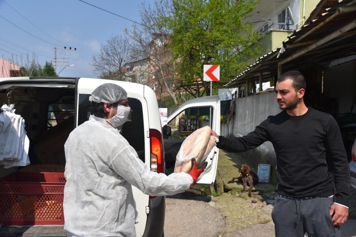 Sokağa &ccedil;ıkamayan &ccedil;ocuğun doğum g&uuml;n&uuml; pastası belediye başkanından