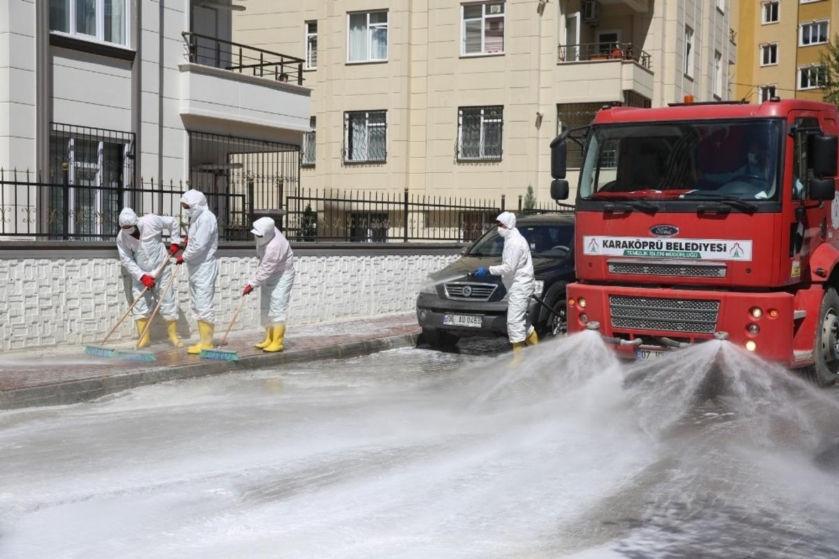 Karak&ouml;pr&uuml;&rsquo;de dezenfekte timi &ccedil;alışmalarını s&uuml;rd&uuml;r&uuml;yor