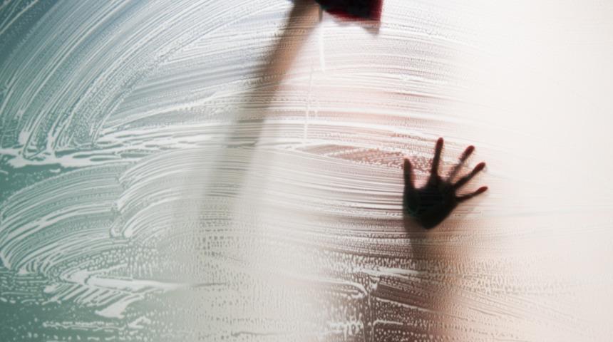 Duşakabinleri ayna gibi yapmak m&uuml;mk&uuml;n! İşte kimsenin bilmediği o y&ouml;ntem...