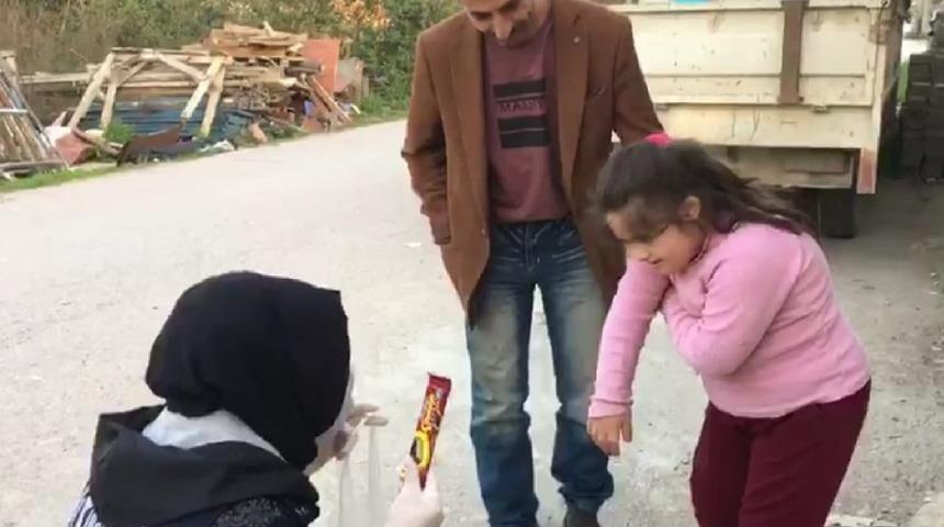 Alo Evlat ekipleri down sendromlu miniğin y&uuml;z&uuml;n&uuml; g&uuml;ld&uuml;rd&uuml;