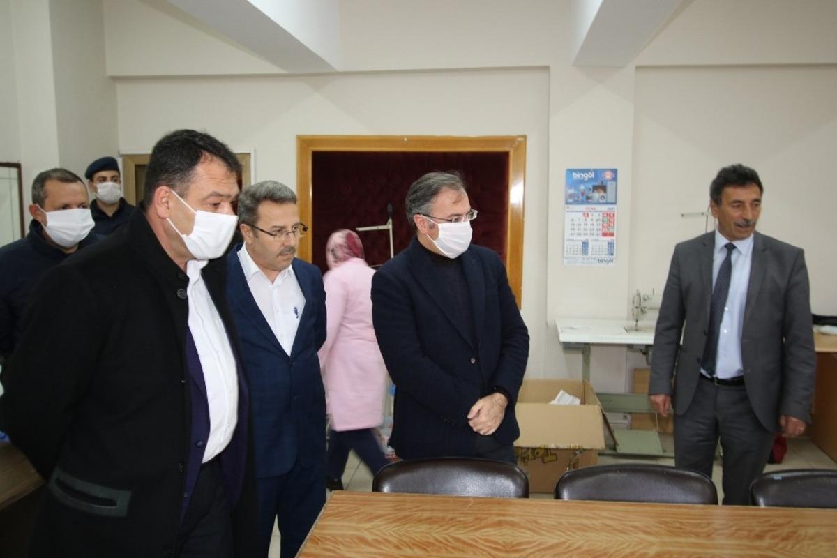 Hacılar&rsquo;da maske &uuml;retimi devam ediyor