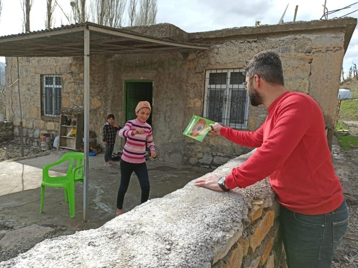 &Ouml;ğretmenler ev ev dolaşıp &ouml;ğrencilerine kitap dağıttı