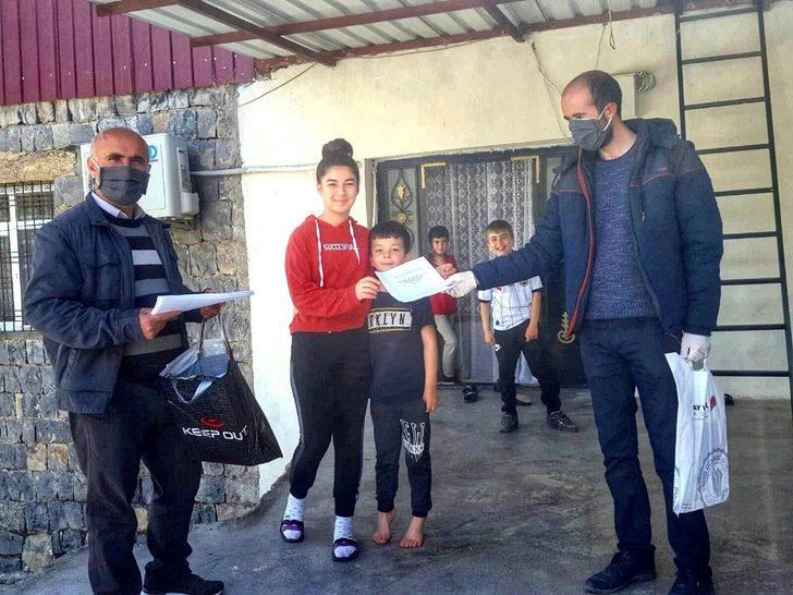 Öğretmenler ev ev dolaşıp öğrencilerine kitap dağıttı G2