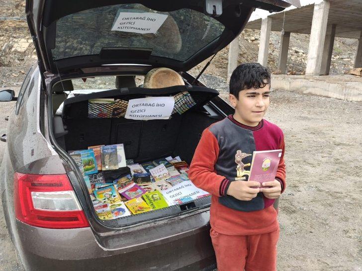 Öğretmenler ev ev dolaşıp öğrencilerine kitap dağıttı G3