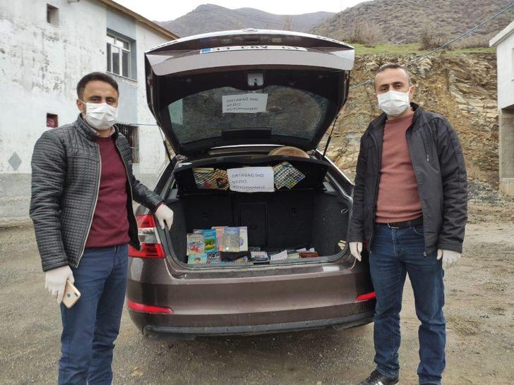 Öğretmenler ev ev dolaşıp öğrencilerine kitap dağıttı G4