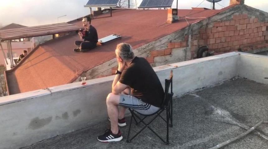 Yasaktan bunalıp &ccedil;atıya &ccedil;ıktılar! 