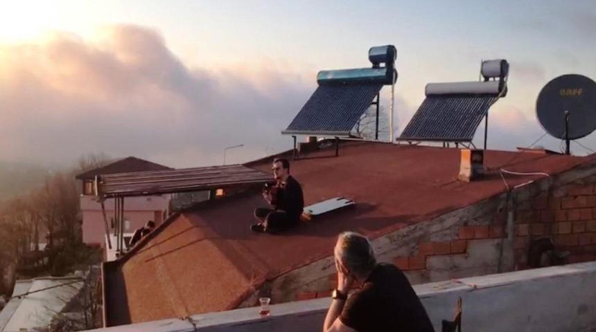 Yasaktan bunalanlardan çatıda müzik keyfi