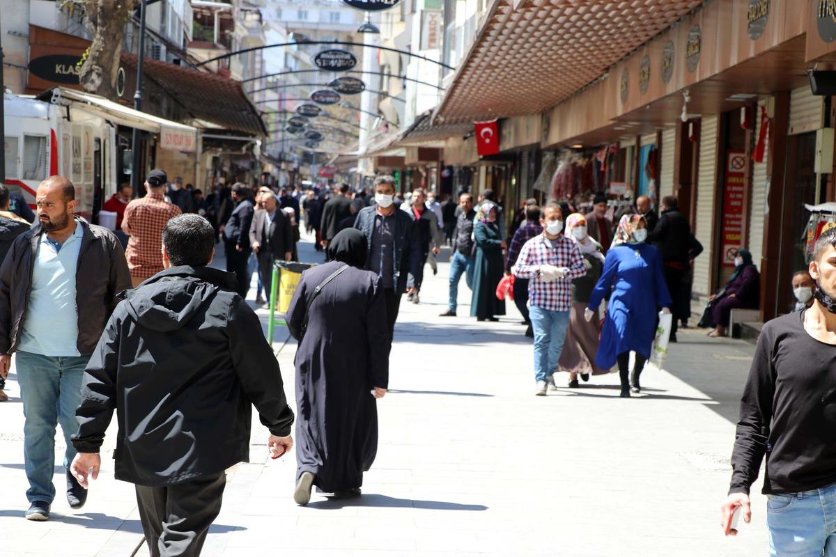 Yasak bitince &ccedil;arşıya akın ettiler! 
