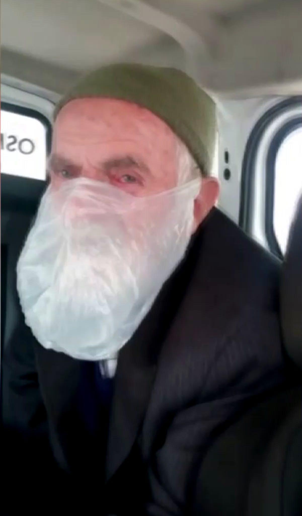 Poşeti maske gibi takıp sokağa &ccedil;ıkınca... Belediye harekete ge&ccedil;ti