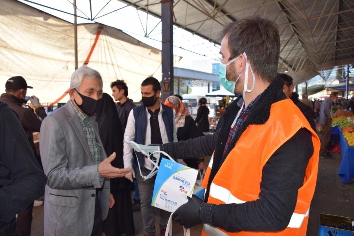AK Partili gen&ccedil;ler maske dağıttı