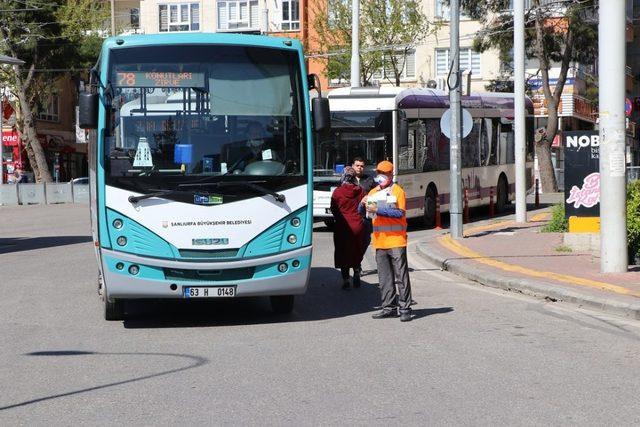 Şanlıurfa’da maske dağıtımı sürüyor