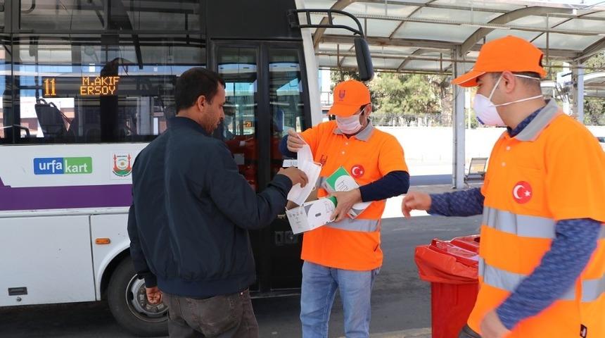 Şanlıurfa&rsquo;da maske dağıtımı s&uuml;r&uuml;yor