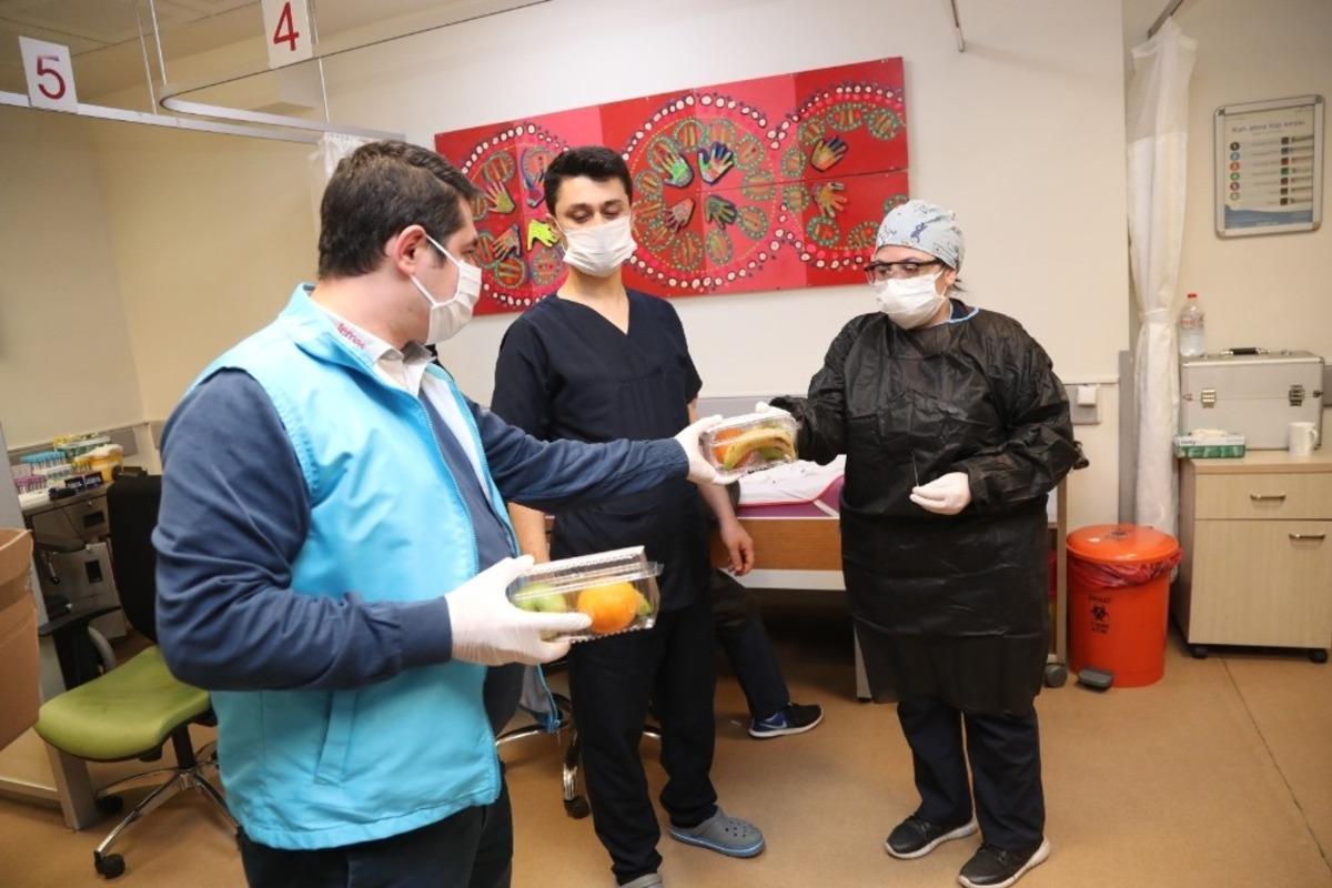 Gaziosmanpaşa Belediyesinden sağlık &ccedil;alışanlarına meyve ikramı