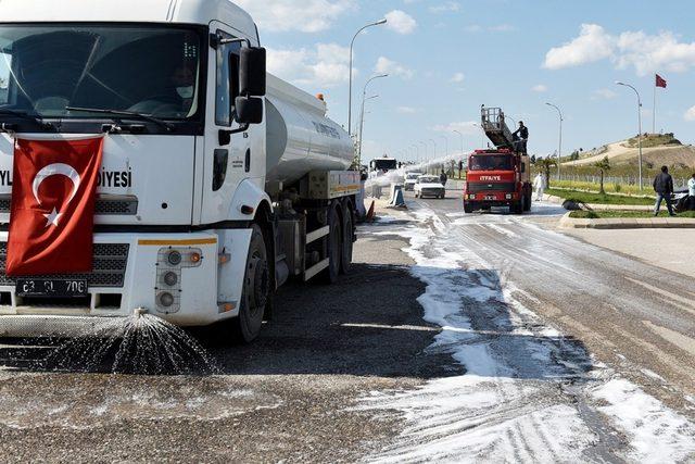 Viranşehir’de caddeler arındırıldı