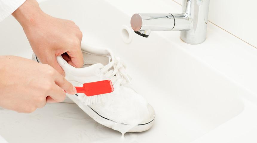 İlk kez g&ouml;receksiniz! Bu y&ouml;ntem beyaz ayakkabıları ilk g&uuml;nk&uuml; gibi yapıyor