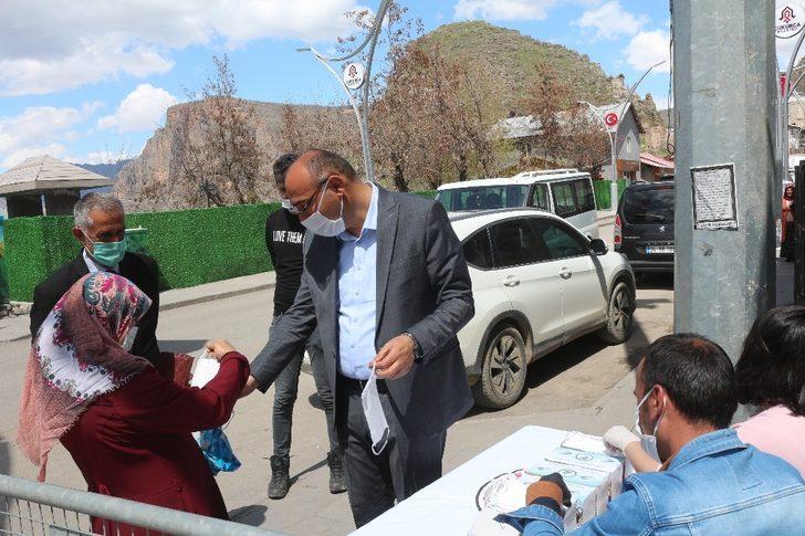 Çukurca Belediyesinden vatandaşlara maske G2