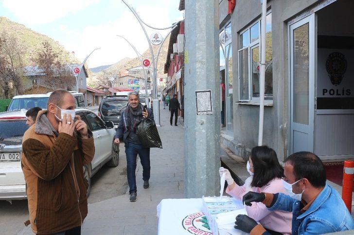 Çukurca Belediyesinden vatandaşlara maske G4