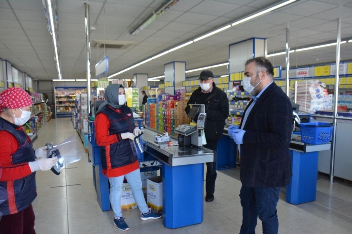 G&ouml;rele Belediyesi Gen&ccedil;lik Merkezi tarafından &uuml;retilen bin adet maske il&ccedil;e esnafına dağıtıldı