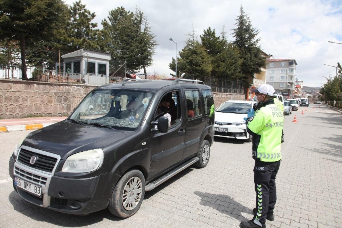 Ahlat&rsquo;taki trafik ekiplerinden korona vir&uuml;s uygulaması