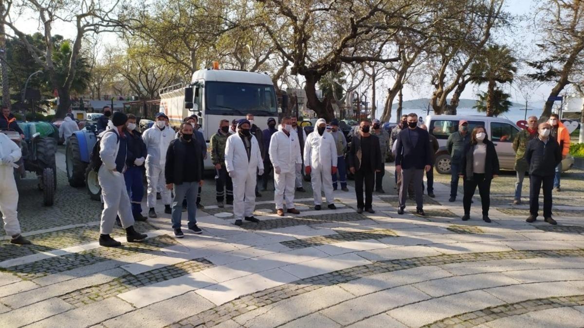 &Ccedil;ift&ccedil;iler Erdek&rsquo;i trakt&ouml;rlerle dezenfekte etti